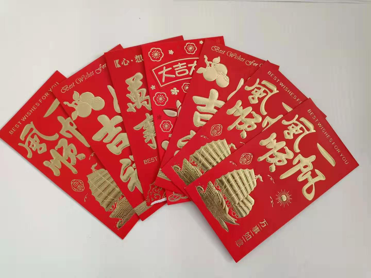 总经理曹丁红现在为员工发放新年开工红包